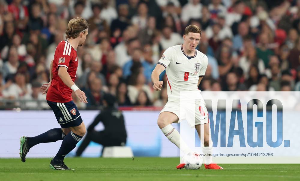 UEFA Nations League - England v Czechia LONDON, ENGLAND, OCTOBER 6: Elliot Anderson of England national team, Nationalteam on the ball during The UEFA Nations League match in Group A3 between England v Czechia at Wembley Stadium, London, England, on October 6. (Photo by Daniel Weir) London Wembley Stadium England