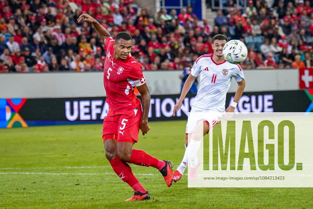 Fussball UEFA Nations League 2026 - 2027, 4. Spieltag - Schweiz vs Nordmazedonien - Thermoplan Arena (Luzern): Manuel Akanji (Schweiz, 5) Elmin Rastoder (Nordmazedonien, 11)