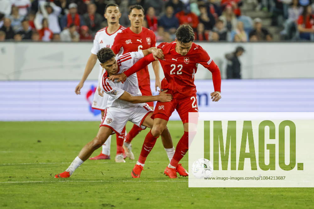 Agon Elezi (Nordmazedonien, 15) und Fabian Rieder (Schweiz, 22) im Zweikampf , Schweiz, UEFA , Nations League, Matchday 4, Schweiz vs. Nordmazedonien, 06.10.2026, Luzern Swissporarena Schweiz