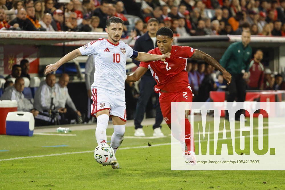 Enis Bardhi (Nordmazedonien, 10) und Sascha Britschgi (Schweiz, 2) im Zweikampf , Schweiz, UEFA , Nations League, Matchday 4, Schweiz vs. Nordmazedonien, 06.10.2026, Luzern Swissporarena Schweiz