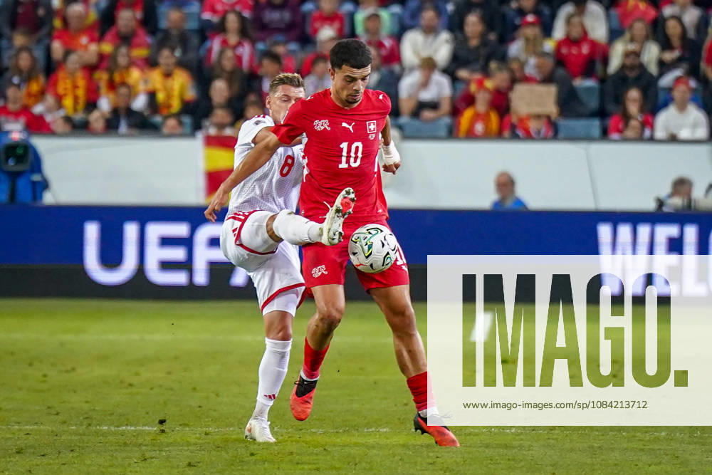 Fussball UEFA Nations League 2026 - 2027, 4. Spieltag - Schweiz vs Nordmazedonien - Thermoplan Arena (Luzern): Zeki Amdouni (Schweiz, 10) Ezgjan Alioski (Nordmazedonien, 8)