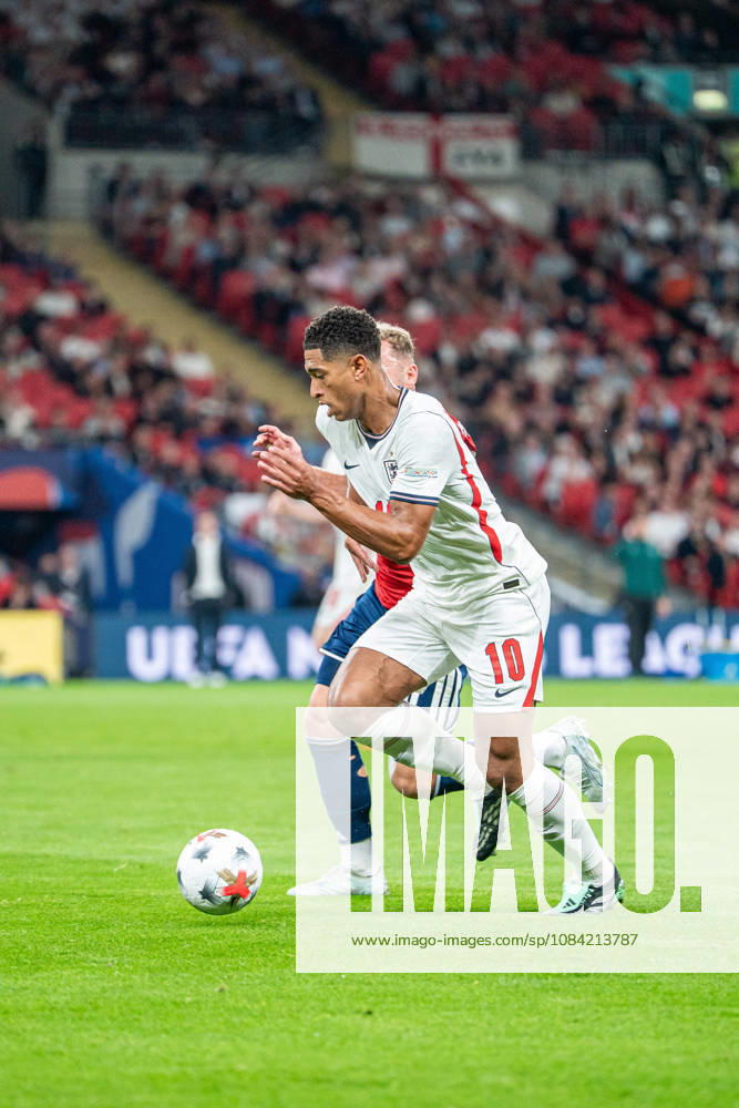 Fussball Nations League, England - Tschechien. Jude Bellingham (England) im Zweikampf mit Vladimir Coufal (Tschechien) London