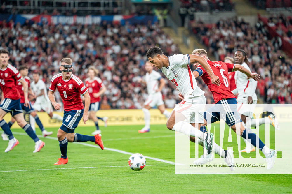 Fussball Nations League, England - Tschechien. Jude Bellingham (England) im Zweikampf mit Vladimir Coufal (Tschechien) London