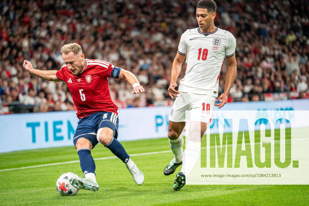 Fussball Nations League, England - Tschechien. vl. Vladimir Coufal (Tschechien) im Zweikampf mit Jude Bellingham (England) London