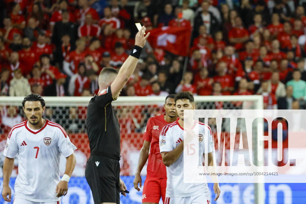 Agon Elezi (Nordmazedonien, 15) bekommt die gelbe Karte von Schiedsrichter Edgars Malcevs (LVA) , Schweiz, UEFA , Nations League, Matchday 4, Schweiz vs. Nordmazedonien, 06.10.2026, Luzern Swissporarena Schweiz