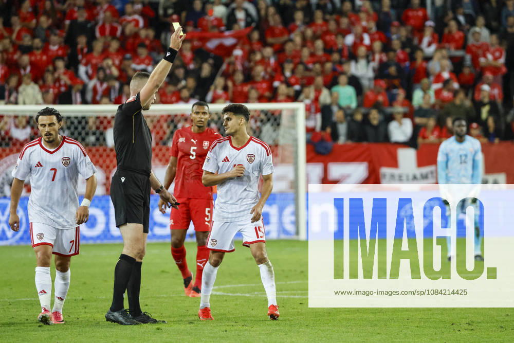 Agon Elezi (Nordmazedonien, 15) bekommt die gelbe Karte von Schiedsrichter Edgars Malcevs (LVA) , Schweiz, UEFA , Nations League, Matchday 4, Schweiz vs. Nordmazedonien, 06.10.2026, Luzern Swissporarena Schweiz