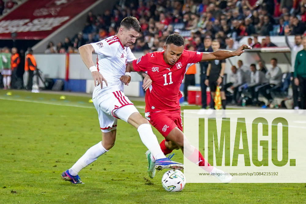 Fussball UEFA Nations League 2026 - 2027, 4. Spieltag - Schweiz vs Nordmazedonien - Thermoplan Arena (Luzern): Dan Ndoye (Schweiz, 11) Ljupche Doriev (Nordmazedonien, 19) im Zweikampf