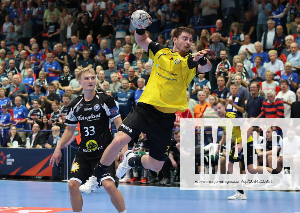 V.l. Zeb Bjerneld (Bergischer HC 33) , Tom Poyet (IK Saevehof 07) GER, Bergischer HC06 vs. IK Saevehof, Handball, EHF Europa League 2026 27, 2. Spieltag, Spielzeit 2026 2027, 06.10.2026 GER, Bergischer HC06 vs. IK Saevehof, Handball, EHF Europa League 2026 27, 2. Spieltag, Spielzeit 2026 2027, 06.10.2026 Solingen-Mitte