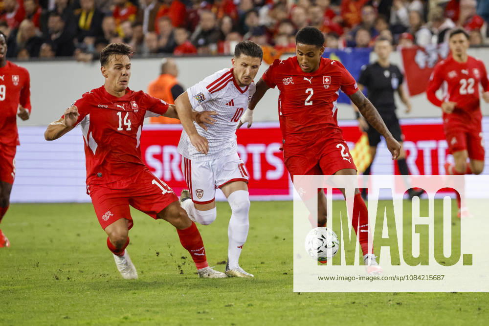 Ardon Jashari (Schweiz, 14), Enis Bardhi (Nordmazedonien, 10) und Sascha Britschgi (Schweiz, 2) im Kampf um den Ball , Schweiz, UEFA , Nations League, Matchday 4, Schweiz vs. Nordmazedonien, 06.10.2026, Luzern Swissporarena Schweiz