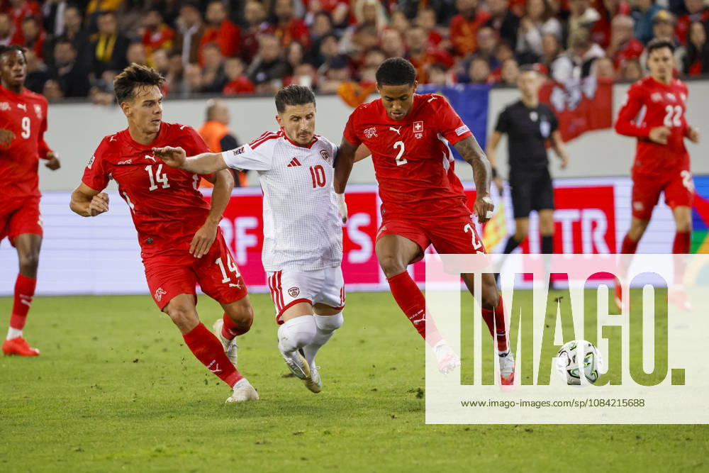 Ardon Jashari (Schweiz, 14), Enis Bardhi (Nordmazedonien, 10) und Sascha Britschgi (Schweiz, 2) im Kampf um den Ball , Schweiz, UEFA , Nations League, Matchday 4, Schweiz vs. Nordmazedonien, 06.10.2026, Luzern Swissporarena Schweiz