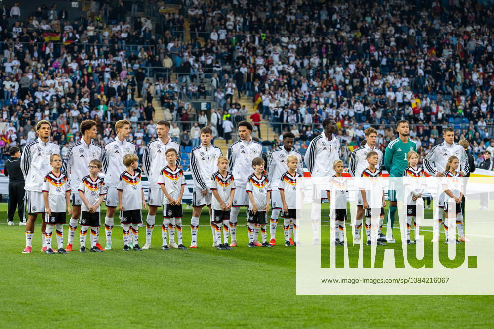 Die Spieler von Deutschland U21, U 21 waehrend der Nationalhymne GER, Deutschland (GER) vs. Georgien (GEO), Fussball, UEFA U21 EM-Qualifikation, Gruppe F, 13. Spieltag, Spielzeit 2026 2027, 06.10.2026 GER, Deutschland (GER) vs. Georgien (GEO), Fussball, UEFA U21 EM-Qualifikation, Gruppe F, 13. Spieltag, Spielzeit 2026 2027, 06.10.2026 Bielefeld