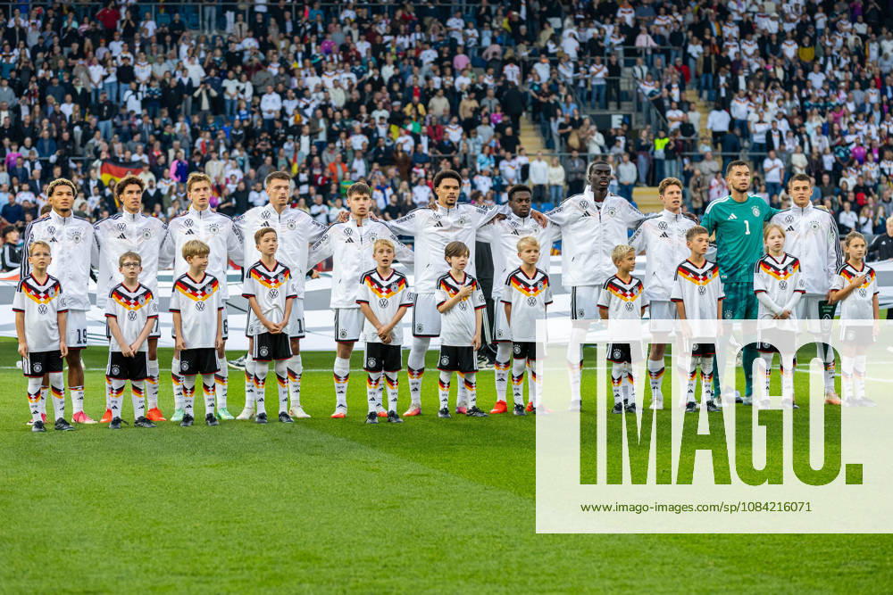 Die Spieler von Deutschland U21, U 21 waehrend der Nationalhymne GER, Deutschland (GER) vs. Georgien (GEO), Fussball, UEFA U21 EM-Qualifikation, Gruppe F, 13. Spieltag, Spielzeit 2026 2027, 06.10.2026 GER, Deutschland (GER) vs. Georgien (GEO), Fussball, UEFA U21 EM-Qualifikation, Gruppe F, 13. Spieltag, Spielzeit 2026 2027, 06.10.2026 Bielefeld