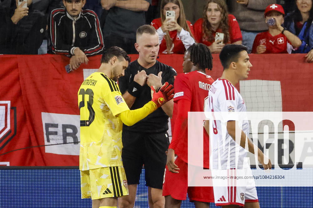 Stole Dimitrievski (Nordmazedonien, 23), Schiedsrichter Edgars Malcevs (LVA) und Johan Manzambi (Schweiz, 09) im Dialog, im Gespräch, im Austausch, in Kommunikation , Schweiz, UEFA , Nations League, Matchday 4, Schweiz vs. Nordmazedonien, 06.10.2026, Luzern Swissporarena Schweiz