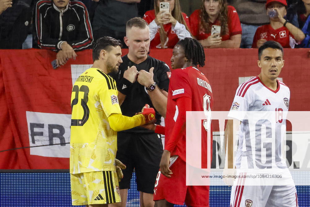 Stole Dimitrievski (Nordmazedonien, 23), Schiedsrichter Edgars Malcevs (LVA) und Johan Manzambi (Schweiz, 09) im Dialog, im Gespräch, im Austausch, in Kommunikation , Schweiz, UEFA , Nations League, Matchday 4, Schweiz vs. Nordmazedonien, 06.10.2026, Luzern Swissporarena Schweiz