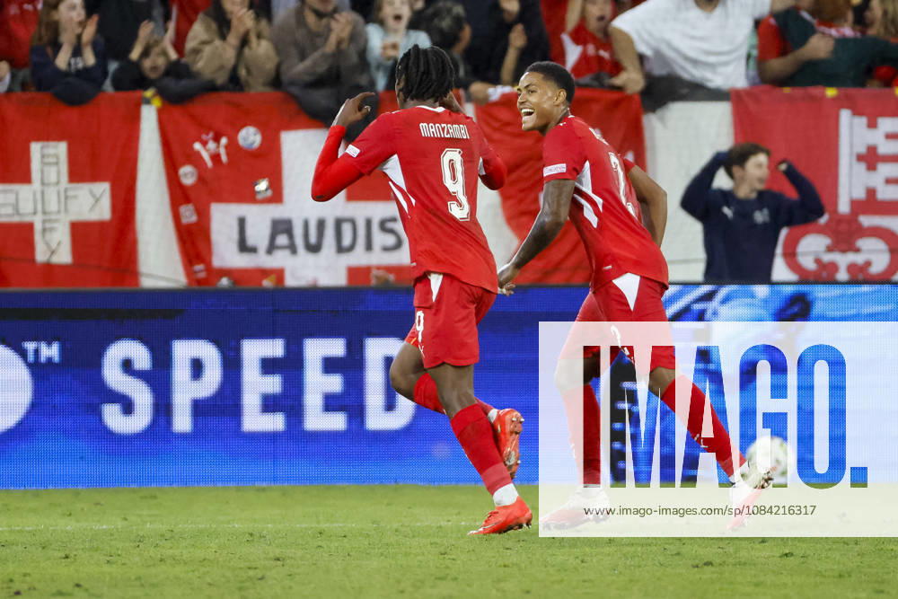 Torjubel Schweiz beim 2:0 durch Johan Manzambi (Schweiz, 09), Freude, Begeisterung, positive Emotionen, Torerfolg, mit Sascha Britschgi (Schweiz, 2) , Schweiz, UEFA , Nations League, Matchday 4, Schweiz vs. Nordmazedonien, 06.10.2026, Luzern Swissporarena Schweiz