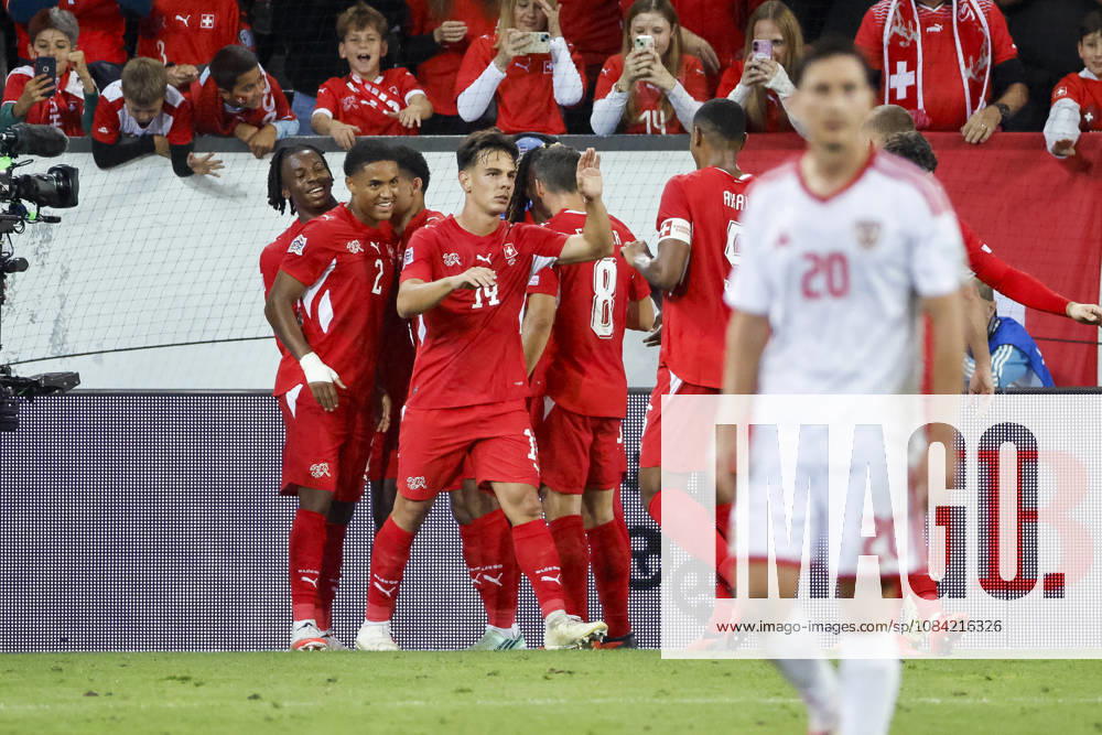 Torjubel Schweiz beim 2:0 durch Johan Manzambi (Schweiz, 09), Freude, Begeisterung, positive Emotionen, Torerfolg , Schweiz, UEFA , Nations League, Matchday 4, Schweiz vs. Nordmazedonien, 06.10.2026, Luzern Swissporarena Schweiz