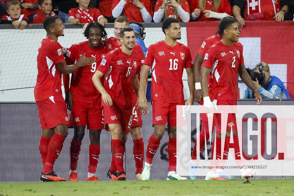 Torjubel Schweiz beim 2:0 durch Johan Manzambi (Schweiz, 09), Freude, Begeisterung, positive Emotionen, Torerfolg , Schweiz, UEFA , Nations League, Matchday 4, Schweiz vs. Nordmazedonien, 06.10.2026, Luzern Swissporarena Schweiz