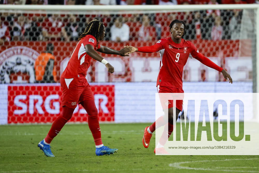 Winsley Boteli (Schweiz, 19) und Johan Manzambi (Schweiz, 09) nach dem 2:0 , Schweiz, UEFA , Nations League, Matchday 4, Schweiz vs. Nordmazedonien, 06.10.2026, Luzern Swissporarena Schweiz