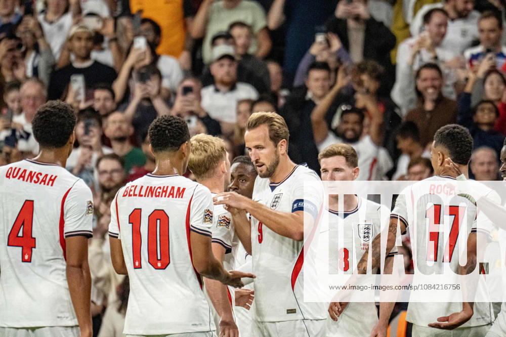 Fussball Nations League, England - Tschechien. Harry Kane (England) wird von der Mannschaft nach seinem 3:0 gefeiert. London