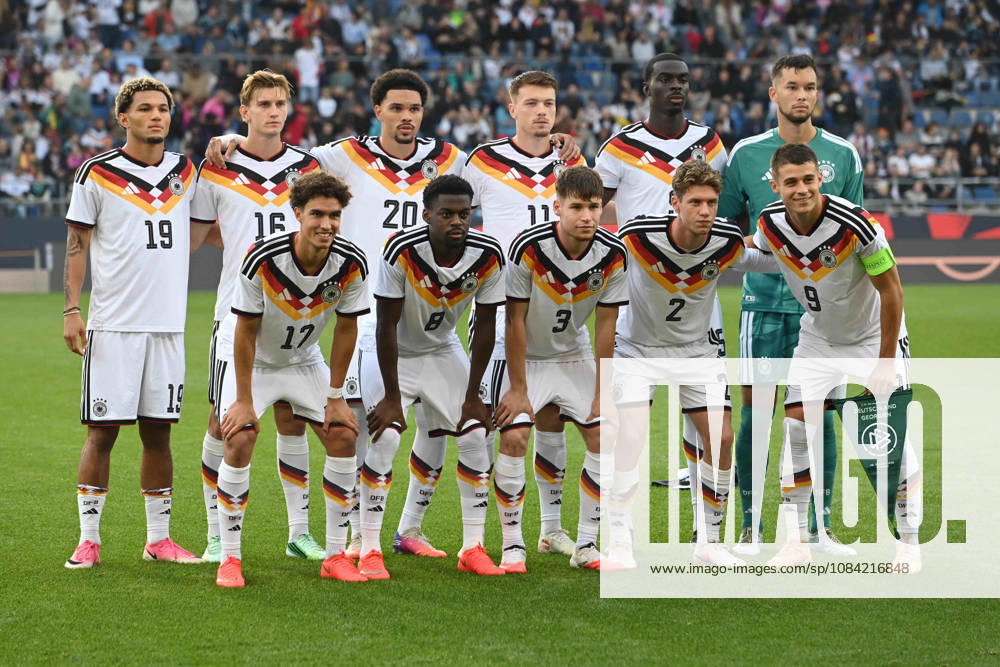 Teamfoto Deutschland, hintere Reihe von links: Paris BRUNNER (GER), Aljoscha KEMLEIN (GER), Nnamdi COLLINS (GER), Dzenan PEJCINOVIC (GER), Yoshua QUARSHIE (GER) und Torwart Mio BACKHAUS (GER). Vordere Reihe von links: Noah DARVICH (GER), Noel ASEKO (GER), Lukas ULLRICH (GER), Elias BAUM (GER) und Nicolo TRESOLDI (GER) Fussball Laenderspiel, U21, U 21 EM-Qualifikation, Deutschland - Georgien 2-0 am 06.10.2026, Schueco-Arena Bielefeld, Â