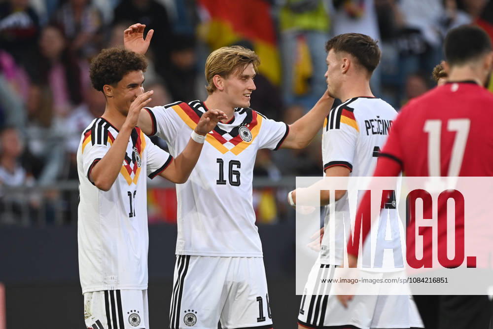 Noah DARVICH (GER) jubelt nach seinem Tor zum 1-0, Jubel, jubeln, Freude, cheers, Das Tor wird spaeter Dzenan PEJCINOVIC (GER) zugeschrieben, hier mit Aljoscha KEMLEIN (GER) und Dzenan PEJCINOVIC (GER) Fussball Laenderspiel, U21, U 21 EM-Qualifikation, Deutschland - Georgien 2-0 am 06.10.2026, Schueco-Arena Bielefeld, Â