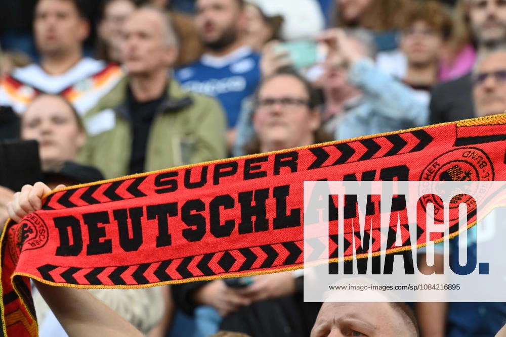 Deutschland-Fan mit Schal,, Feature, Randmotiv, Symbolfoto, Fussball Laenderspiel, U21, U 21 EM-Qualifikation, Deutschland - Georgien 2-0 am 06.10.2026, Schueco-Arena Bielefeld, Â