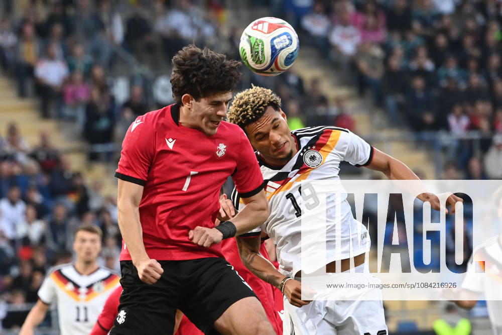 Paris BRUNNER (GER) gegen Vakhtang Salia (GEO) Kopfball, Kopfballduell, Fussball Laenderspiel, U21, U 21 EM-Qualifikation, Deutschland - Georgien 2-0 am 06.10.2026, Schueco-Arena Bielefeld, Â