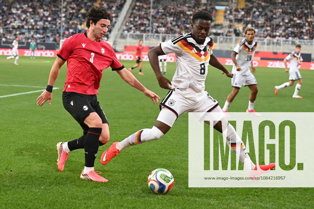 Noel ASEKO (GER) gegen Dato BUKIA (GEO) Aktion, Zweikampf, Fussball Laenderspiel, U21, U 21 EM-Qualifikation, Deutschland - Georgien 2-0 am 06.10.2026, Schueco-Arena Bielefeld, Â