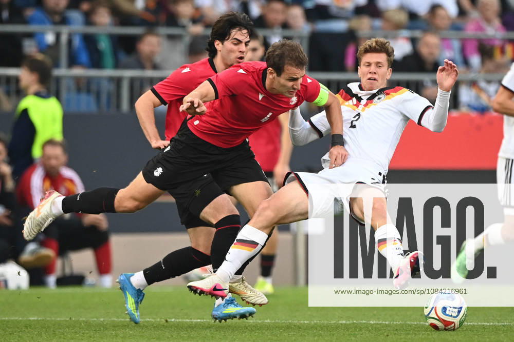 Elias BAUM (GER) gegen Aleksandre Narimanidze (GEO) Aktion, Zweikampf, Fussball Laenderspiel, U21, U 21 EM-Qualifikation, Deutschland - Georgien 2-0 am 06.10.2026, Schueco-Arena Bielefeld, Â