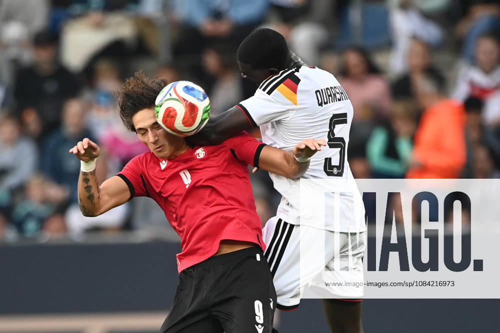 Yoshua QUARSHIE (GER) gegen Diego Deisadze (GEO) Kopfball, Kopfballduell, Fussball Laenderspiel, U21, U 21 EM-Qualifikation, Deutschland - Georgien 2-0 am 06.10.2026, Schueco-Arena Bielefeld, Â
