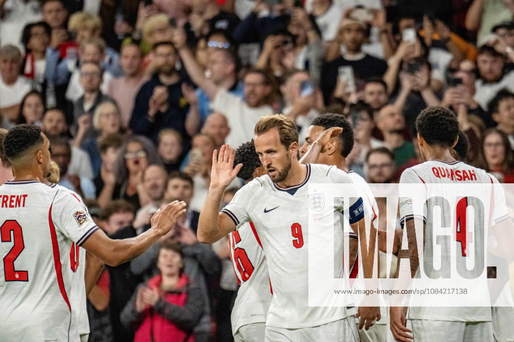 Fussball Nations League, England - Tschechien. Harry Kane (England) wird von der Mannschaft nach seinem 3:0 gefeiert. London