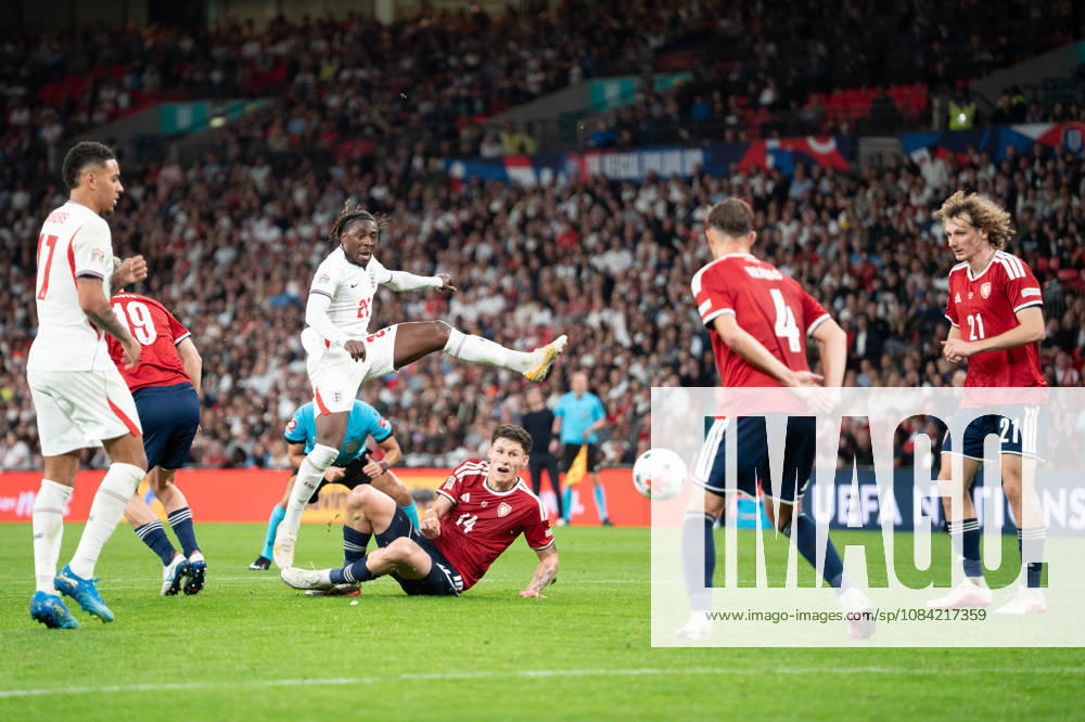 Fussball Nations League, England - Tschechien. Eberechi Eze (England) mit einem gefährlichen Schuss, Martin Vitik (Tschechien) versucht vergeblich zu blocken. London
