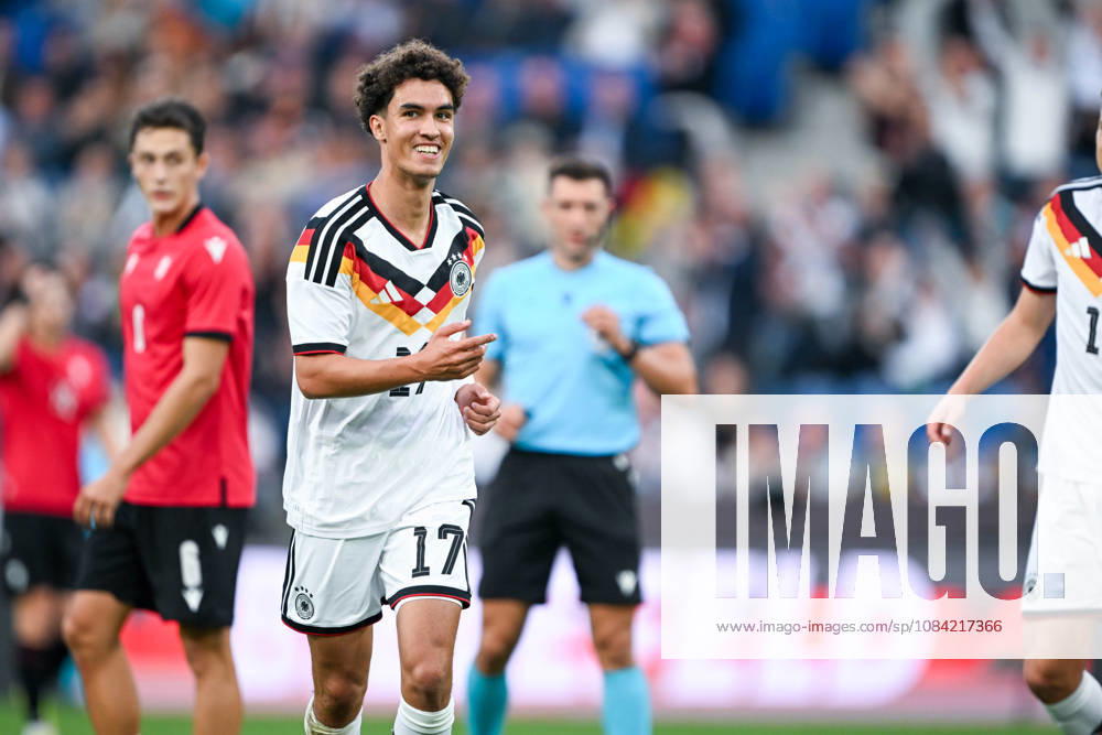 U21, U 21 Laenderspiel - 26 27 - Deutschland - Georgien am 06.10.2026 in der SchücoArena in Bielefeld Jubel, Torjubel, Torschuetze, Torschütze Noah Darvich (Deustchland) jubelt nach seinem Tor zum 1:0.