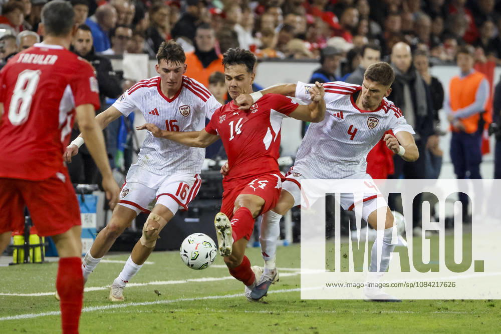 Matej Gashtarov (Nordmazedonien, 16), Ardon Jashari (Schweiz, 14) und Andrej Stojcevski (Nordmazedonien, 04) im Kampf um den Ball , Schweiz, UEFA , Nations League, Matchday 4, Schweiz vs. Nordmazedonien, 06.10.2026, Luzern Swissporarena Schweiz