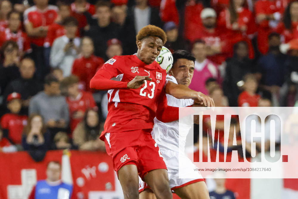 Alvyn Sanches (Schweiz, 23) und Tihomir Kostadinov (Nordmazedonien, 18) beim Kopfballduell , Schweiz, UEFA , Nations League, Matchday 4, Schweiz vs. Nordmazedonien, 06.10.2026, Luzern Swissporarena Schweiz