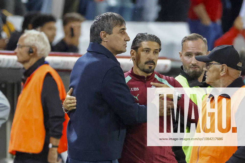 Goce Sedloski (Nordmazedonien, Trainer) und Giorgio Contini (Schweiz, Co-Trainer) nach dem Spiel , Schweiz, UEFA , Nations League, Matchday 4, Schweiz vs. Nordmazedonien, 06.10.2026, Luzern Swissporarena Schweiz