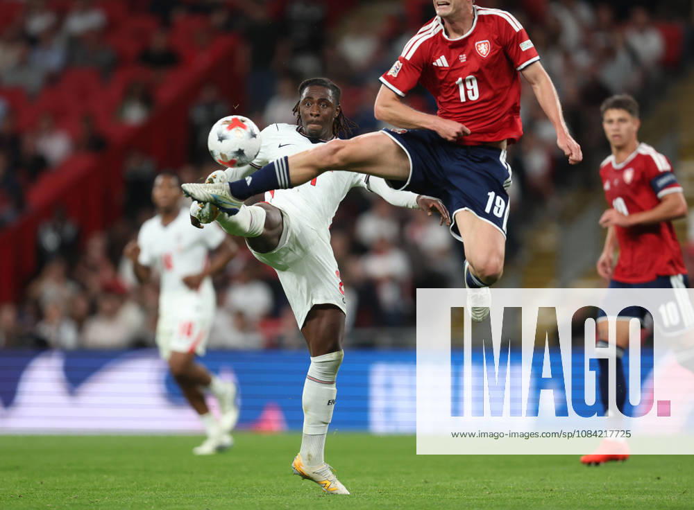 England v Czechia 06 October 2026, London - International Football - UEFA Nations League - England v Czechia - Eberechi Eze of England and Roman Macek of Czechia stretch for the ball - Photo: Charlotte Wilson Offside. London UK