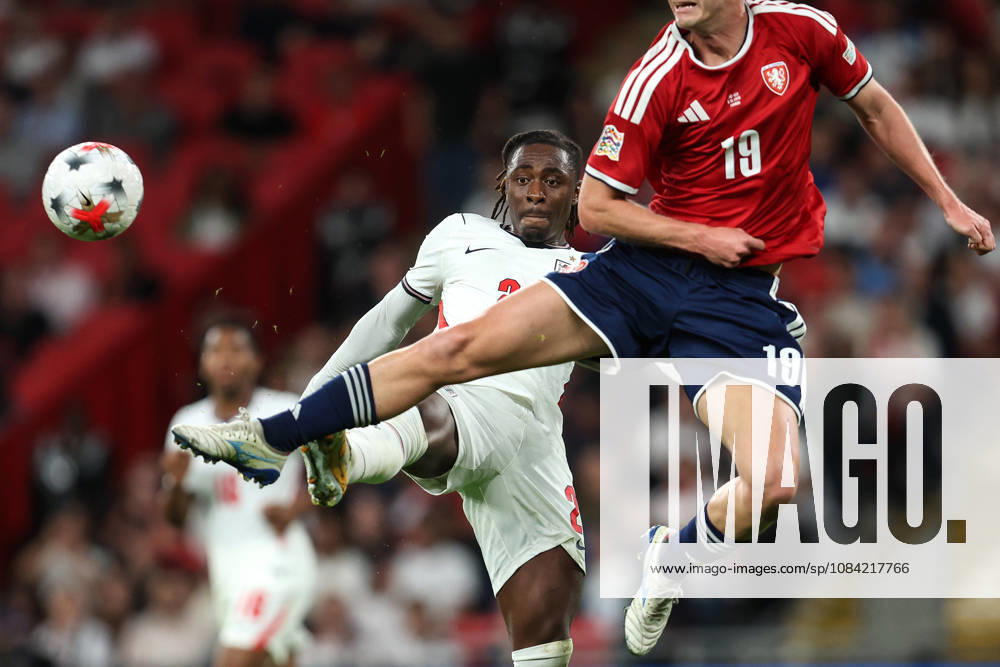 England v Czechia 06 October 2026, London - International Football - UEFA Nations League - England v Czechia - Eberechi Eze of England and Roman Macek of Czechia stretch for the ball - Photo: Charlotte Wilson Offside. London UK