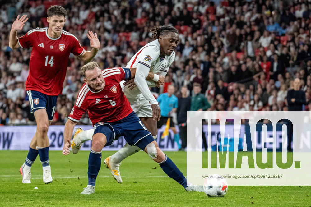 Fussball Nations League, England - Tschechien. Eberechi Eze (England) wird von Vladimir Coufal (Tschechien) im Strafraum gefoult, bekommt jedoch keinen Strafstoß vom Schiedsrichter aus Holland Serdar Gözübüyük (Schiedsrichter). London