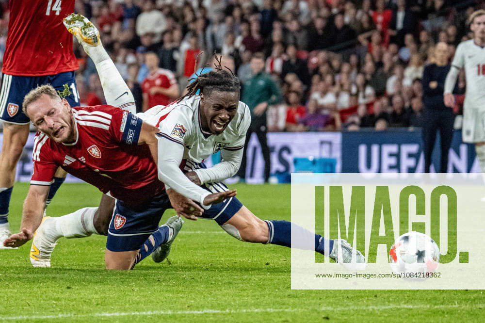 Fussball Nations League, England - Tschechien. Eberechi Eze (England) wird von Vladimir Coufal (Tschechien) im Strafraum gefoult, bekommt jedoch keinen Strafstoß vom Schiedsrichter aus Holland Serdar Gözübüyük (Schiedsrichter). London