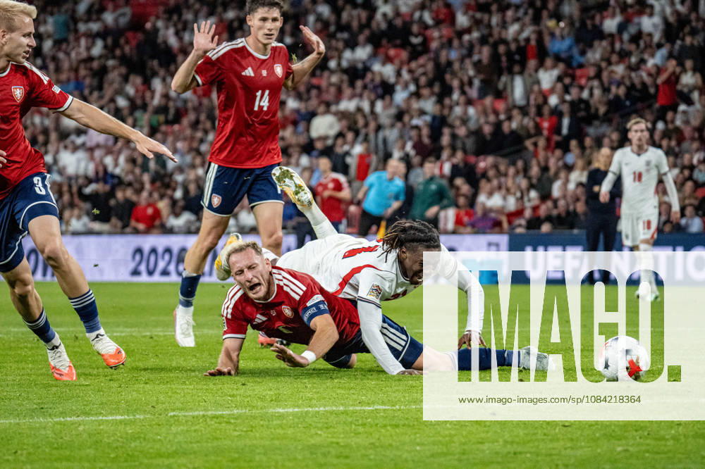 Fussball Nations League, England - Tschechien. Eberechi Eze (England) wird von Vladimir Coufal (Tschechien) im Strafraum gefoult, bekommt jedoch keinen Strafstoß vom Schiedsrichter aus Holland Serdar Gözübüyük (Schiedsrichter). London