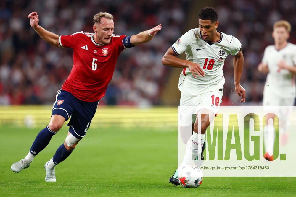 London, England, 6th October 2026. Vladimir Coufal of Czechia and Jude Bellingham of England challenge for the ball during the England vs Czech Republic UEFA Nations League match at Wembley Stadium, London. Picture credit should read: Paul Terry Sportimage . SPI_055_PT_England__Czechia SPI-5055-0055