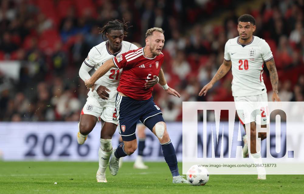 UEFA Nations League - England v Czechia LONDON, ENGLAND, OCTOBER 6: Eberechi Eze of England national team, Nationalteam tackles Vladimir Coufal of Czechia National Team during The UEFA Nations League match in Group A3 between England v Czechia at Wembley Stadium, London, England, on October 6. (Photo by Daniel Weir) London Wembley Stadium England