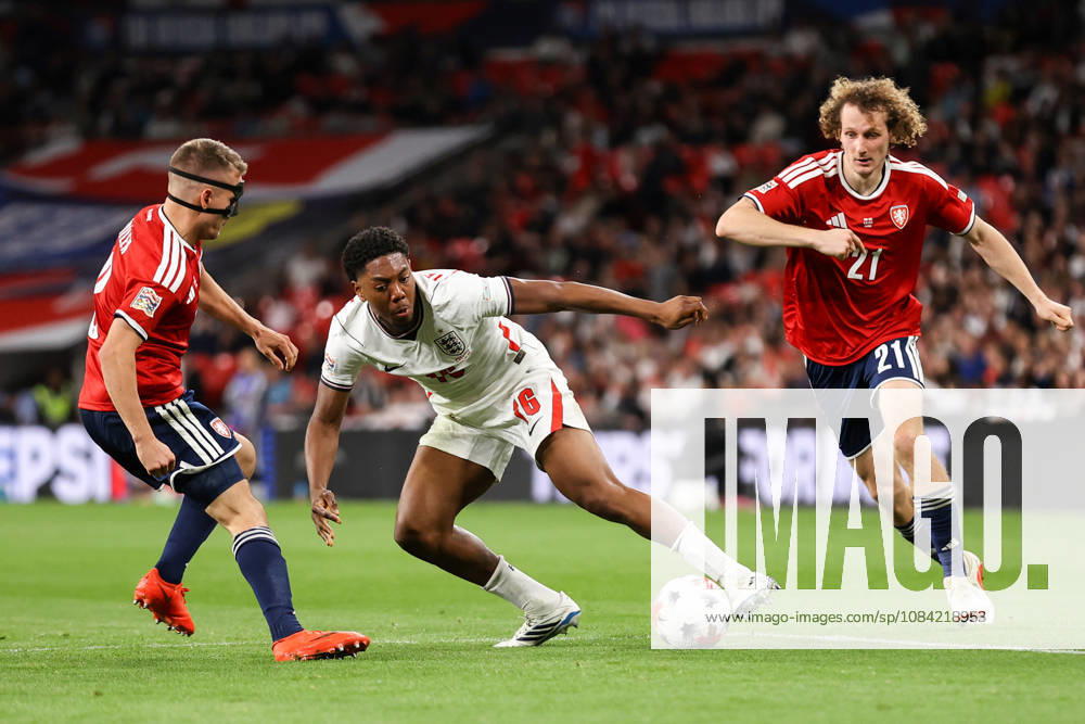 England v Czech Republic 06 October 2026, London - UEFA Nations League - England v Czech Republic - Myles Lewis-Skelly of England takes on Michal Sadilek of Czechia while under pressure from Alex Kral of Czechia - Photo: Jacques Feeney Offside. London UK