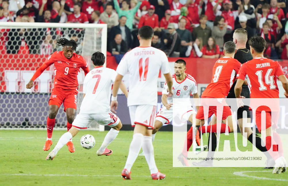 Luzern Schweiz. Thermoplan Arena Fussball Herren Saison 2026-2027 Nations League Schweiz - Nordmazedonien 3-0 .Bild, Johan Manzambi 9 SUI gegen drei Mazedonier Aktion