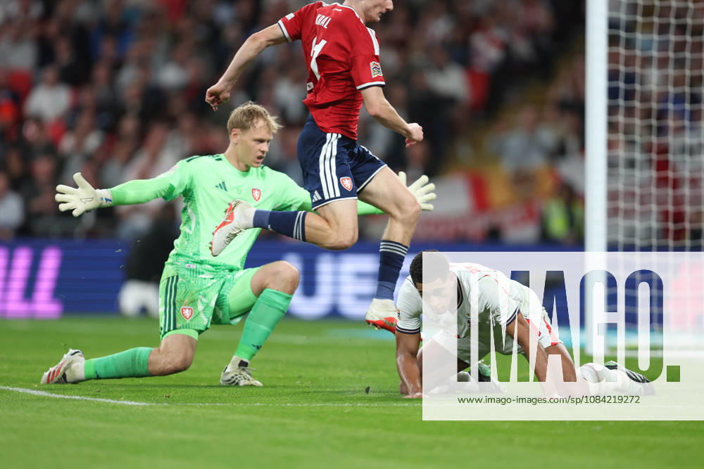 England v Czechia 06 October 2026, London - International Football - UEFA Nations League - England v Czechia - Jude Bellingham of England slides across the ground after attempting to back heel the ball behind Czechia goalkeeper Lukas Hornicek and Martin Subert - Photo: Charlotte Wilson Offside. London UK