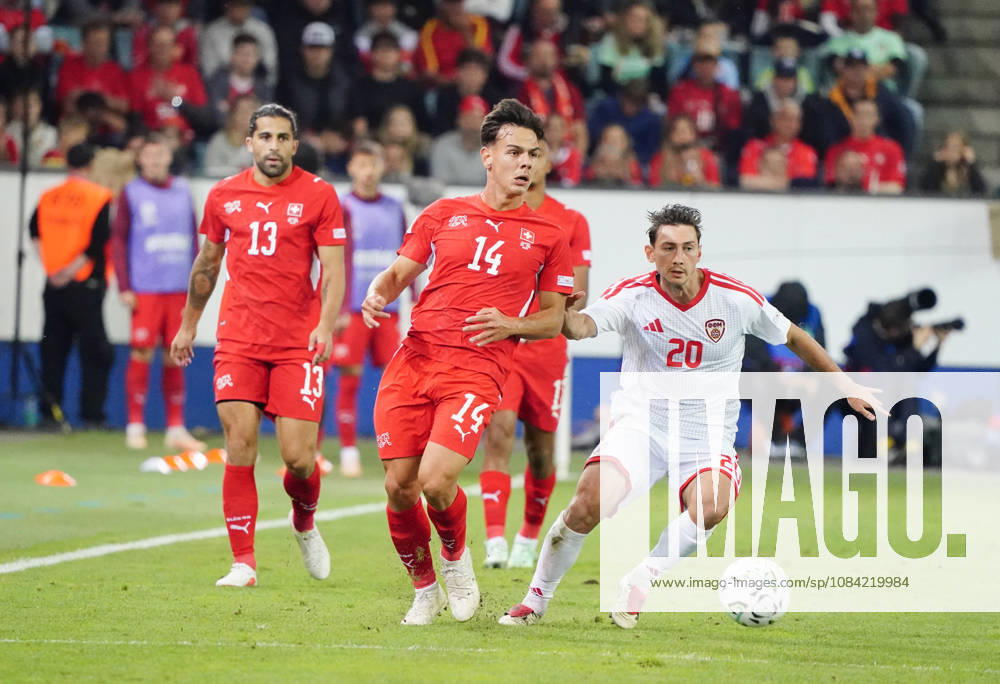 Luzern Schweiz. Thermoplan Arena Fussball Herren Saison 2026-2027 Nations League Schweiz - Nordmazedonien 3-0 .Bild, Ardon Jashari SUI Dimitar Mitrovski NMK Aktion Zweikampf