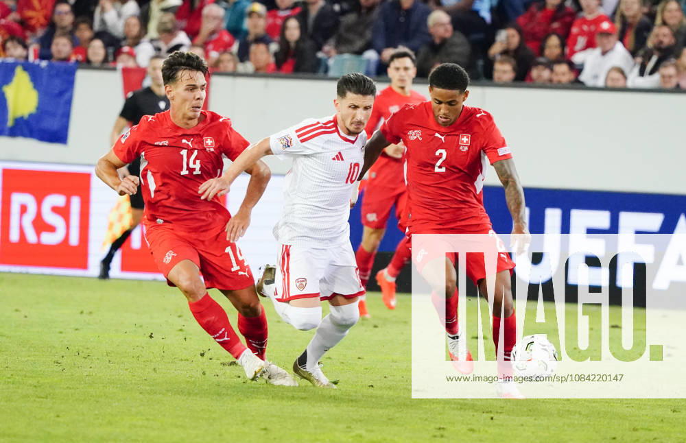 Luzern Schweiz. Thermoplan Arena Fussball Herren Saison 2026-2027 Nations League Schweiz - Nordmazedonien 3-0 .Bild, 14 Ardon Jashari und Sascha Britschgi SUI gegen Enis Bardhi NMK SUI Aktion Zweikampf