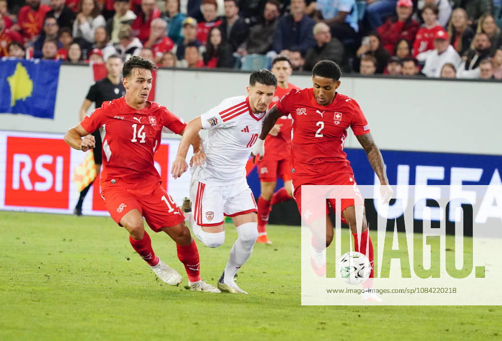 Luzern Schweiz. Thermoplan Arena Fussball Herren Saison 2026-2027 Nations League Schweiz - Nordmazedonien 3-0 .Bild, 14 Ardon Jashari und Sascha Britschgi SUI gegen Enis Bardhi NMK SUI Aktion Zweikampf