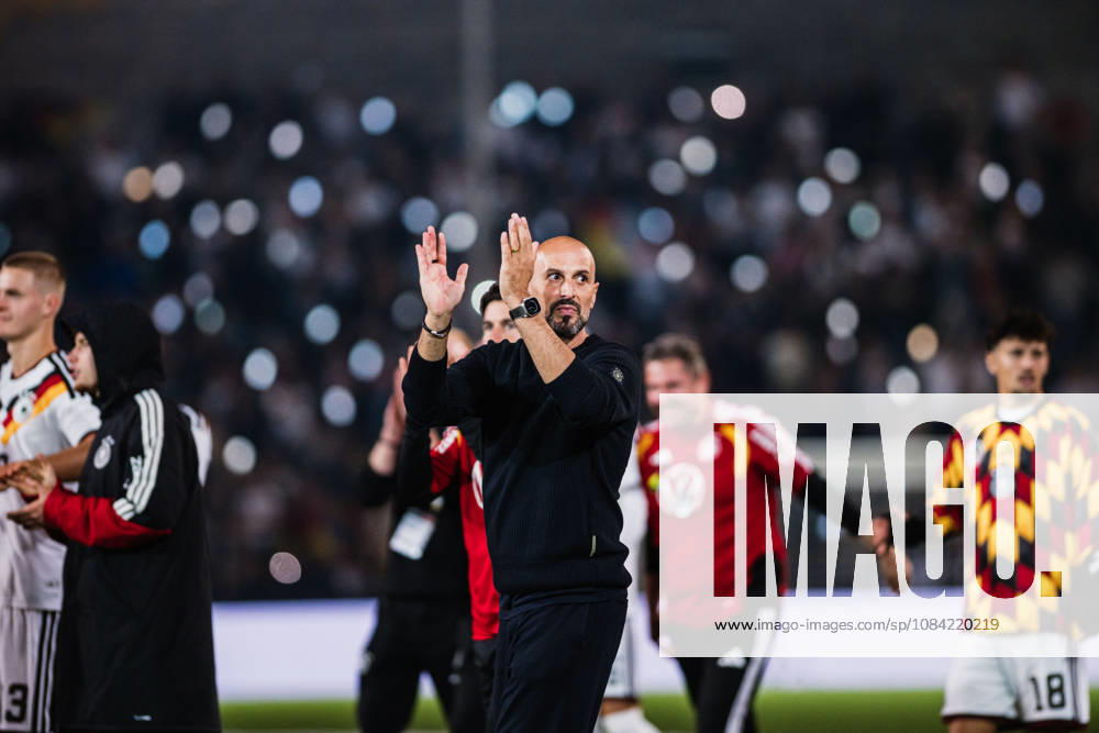U21, U 21 EM-Qualifikation: Deutschland - Georgien, 06.10.2026 Antonio Di Salvo (Trainer Deutschland U21) klatscht nach Abpfiff; Fußball, EM-Qualifikation U 21, 10. Spieltag: Deutschland vs. Georgien am 06.10.2026, Bielefeld DFB REGULATIONS PROHIBIT ANY USE OF PHOTOGRAPHS AS IMAGE SEQUENCES AND OR QUASI-VIDEO.